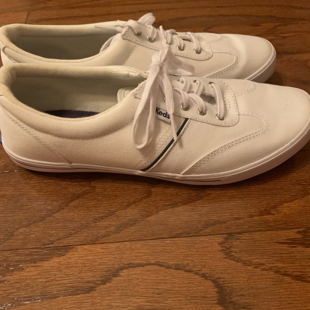 Keds size 10 canvas shoe with navy detail